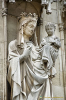 Statue of Mary and Jesus on the Stadhuis facade