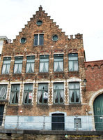 1675 stepped-gable canal house on Sint-Annarei