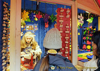 Cologne Weihnachtsmarkt gift shop