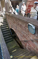 A chain of these relay wells provided the water supply of Miltenberg in the past