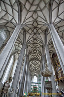 Net vault in the nave