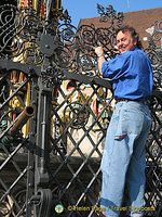 Turn the ring on Schöner Brunnen for good luck