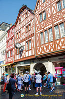 The archway leads to Judengasse (Jews' Alley), the former medieval Jewish Quarter.