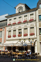 The beautiful building housing Cafe Calchera at Simeonstraße 54