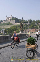 Everyday life on the Alte Mainbrücke 