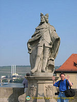 Tony next to Frankish King Pipinus, father of Charlemagne, on the Alte Mainbrücke