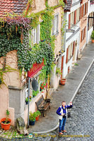 Tony in front of the Guckloch Bistro at Klingengasse 38