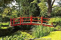 The wanderer meets his future wife and joins her at the Engagement Bridge 