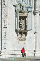 Taking a rest under the statue of Pliny the Younger