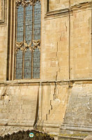 A deep crack in the rear wall of Pienza duomo