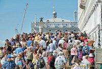 The very crowded Ponte della Paglia