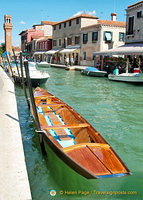 I was attracted by this beautiful wooden boat