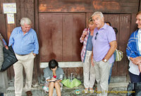 Watching a young artist sketch Campo San Giacomo