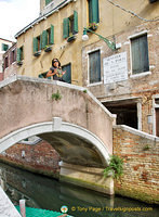 Apart from baring their breasts on the ponte de le tette, prostitutes used to advertise their trade from the windows of these buildings