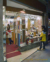 Murano glass jewelry shop in San Polo