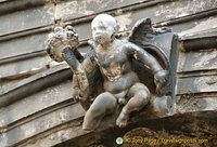 Rialto bridge sculpture