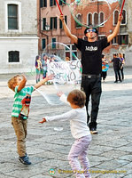 A street performer on Campo San Geremia