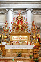 This chapel contains the well-preserved body of St Lucy