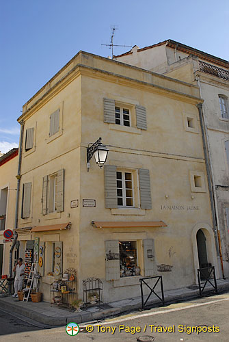 La Maison Jaune at 1 Rond Point des Arenes