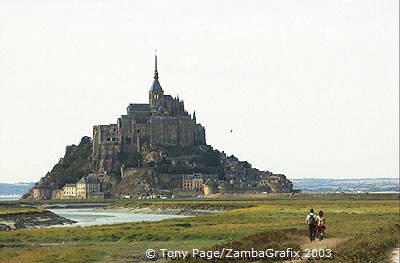 Extremely strong tides in the Baie du Mont-St-Michel act as a natural defence [Mont-St-Michel - France]