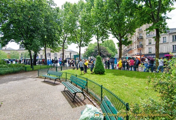 The very long Catacombes ticket queue