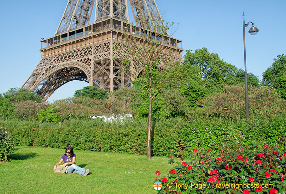 Enjoying a quiet break by the Eiffel Tower