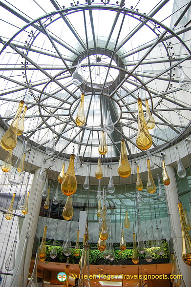 Eyecatching sculpture inside the Passage du Havre