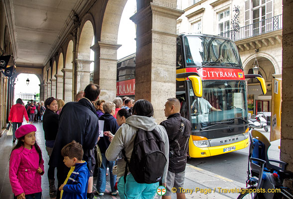 Tourists waiting for their Cityrama sightseeing tour