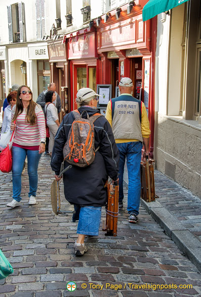 Visitors on rue Norvins