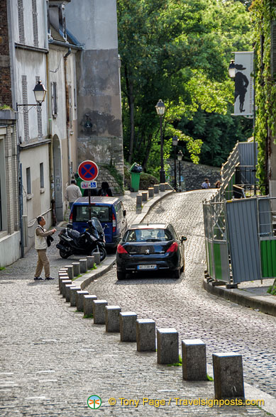 Walking towards the  Musée de Montmartre