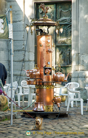 A unique tea dispenser