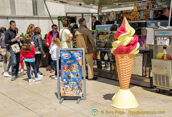 Food stand at the Palais de Chaillot