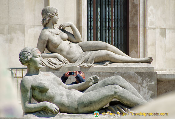 Palais de Tokyo forecourt nude sculptures