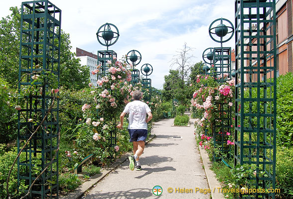 Jogging in the Promenade Plantee