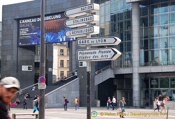 Signpost in front of the Opéra  Bastille