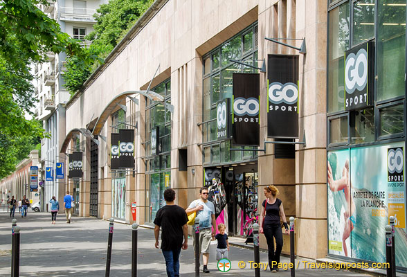 Shops along Av. Daumesnil