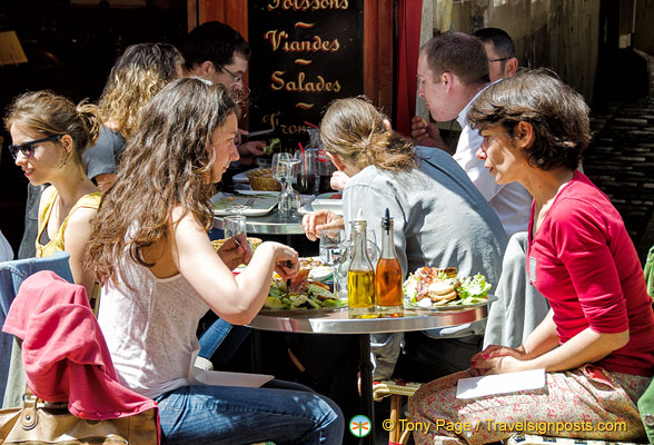 Lunchtime at rue Mouffetard