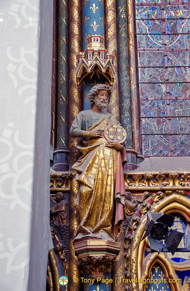 Sculpture of an apostle