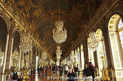 The King passes through the Hall every day on his way to the chapel.