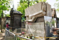 In the past, Wilde's admirers wearing red lipstick would kiss his monument. This tradition is no longer allowed due to damage