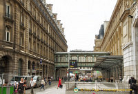 The side of Concorde Opéra Paris and the metro entrance