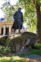 On November 11th each year, the French President lays a wreath at the foot of the Clemenceau statue.