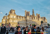 Paris Hôtel-de-Ville is on place de l'Hôtel-de-Ville in the 4th arrondissement