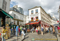 A busy street junction at rue Norvins and rue des saules