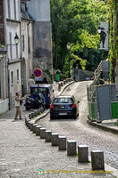 Walking towards the  Musée de Montmartre