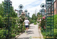 Jogging in the Promenade Plantee