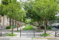 Approaching the Allée Vivaldi which runs through an office plaza