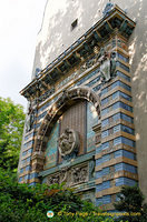 This beautiful Sevres portico in Félix Desruelles Square was built for the 1900 Universal Exhibition to show the use of the product