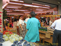 Fruit and vegetable shop in Passy